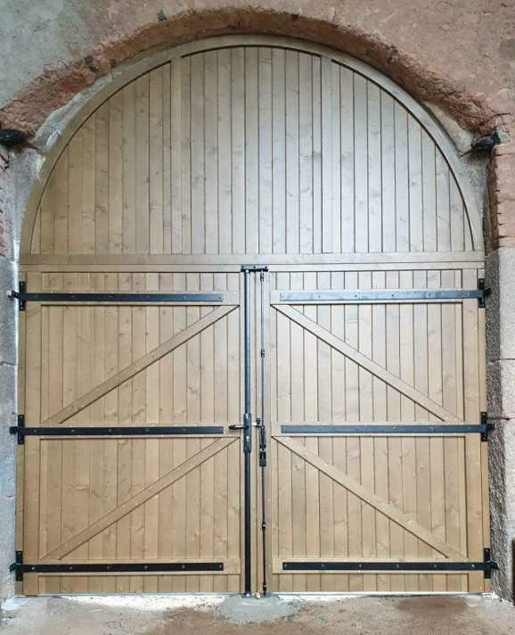 Porte de garage Vieille France en Epicéa