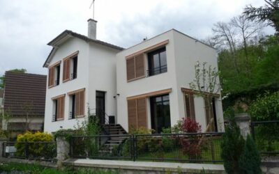 Brise-vue bois coulissant pour maison contemporaine