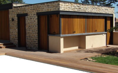 Porte de Garage Bois Motorisée Latérale Très Grande Largeur pour Pool-House