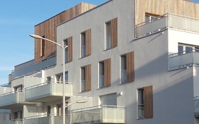 Volet coulissant en mélèze huilé pour collectif contemporain à Reims