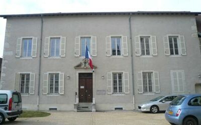 Volets persiennes bois battants et rénovation de la sous-préfecture de l’Ain