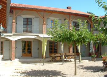 Volet traditionnel en bois massif pour maison forézienne