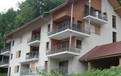 Habitat savoyard et volet bois coulissant