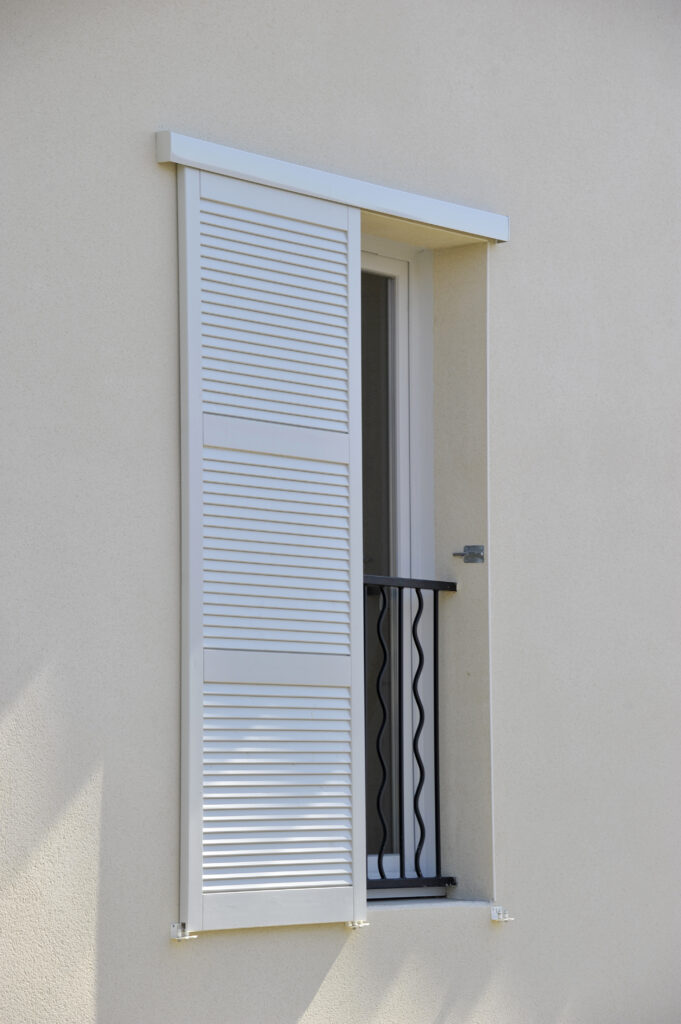 Volet bois coulissant avec pose en applique sur façade