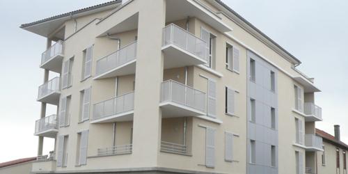 Volet bois type persienne ajourée arrondie dite « à l’américaine ».