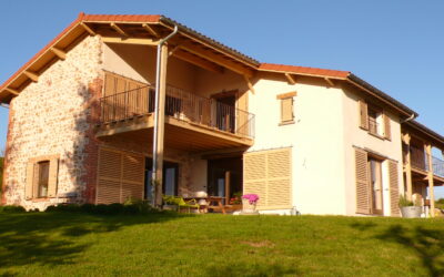 Comment mixer les modèles de volets bois sur une façade ?