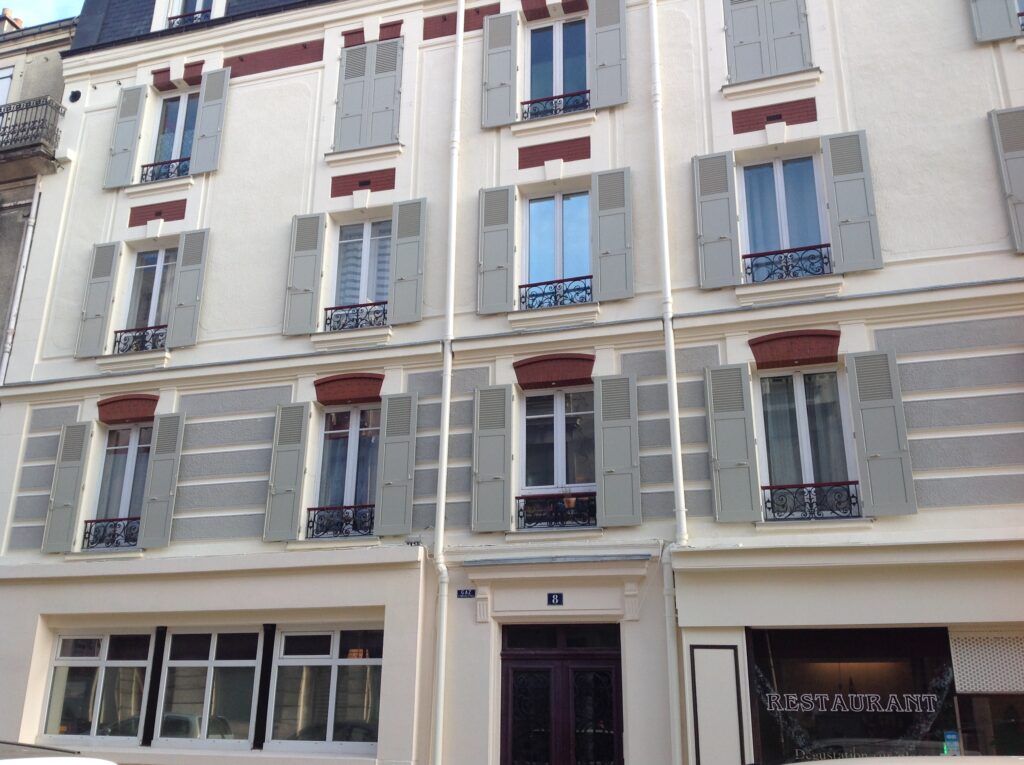 volets battants sur mesure en bois massif