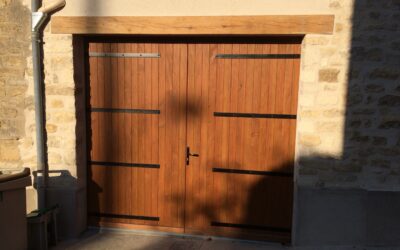 Porte de garage traditionnelle deux battants en bois avec découpe spécifique