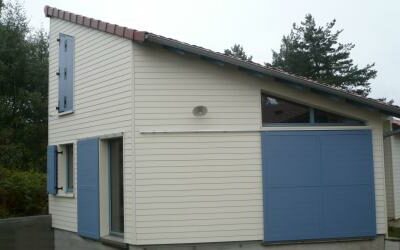 Volet bois battant et coulissant pour maison ossature bois