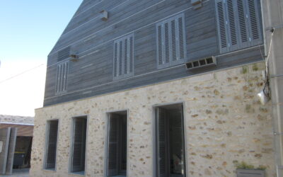 La Maison du Parc du Gâtinais et le volet « persienne » en bois