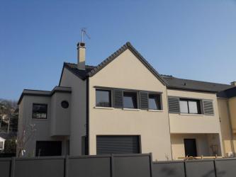 Volet bois coulissant persienné pour maison individuelle contemporaine