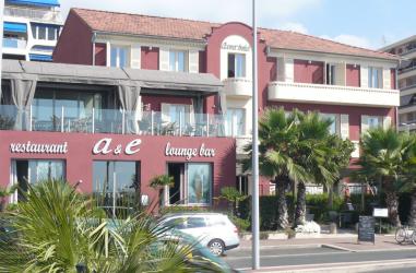Volets niçois bois persienne à portissol sur-mesure – hôtel sur Promenade des Anglais