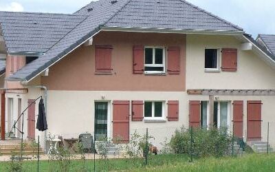 Maison savoyarde traditionnelle et volet bois