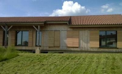 Volet coulissant en douglas pour maison passive en paille