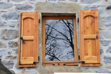 volet traditionnel plein à lames verticales de forte épaisseur