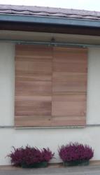 SALVAGNY_détail_1 Volet bois coulissant en Red Cedar