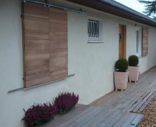 Volet bois coulissant en Red Cedar façon bardage