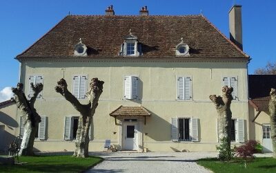 Volet bois traditionnel battant et maison de maître en Bourgogne