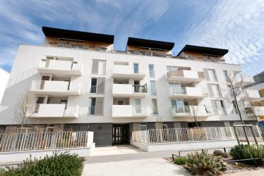 Volets bois coulissants et battants étudiés pour le logement collectif contemporain des Ulis
