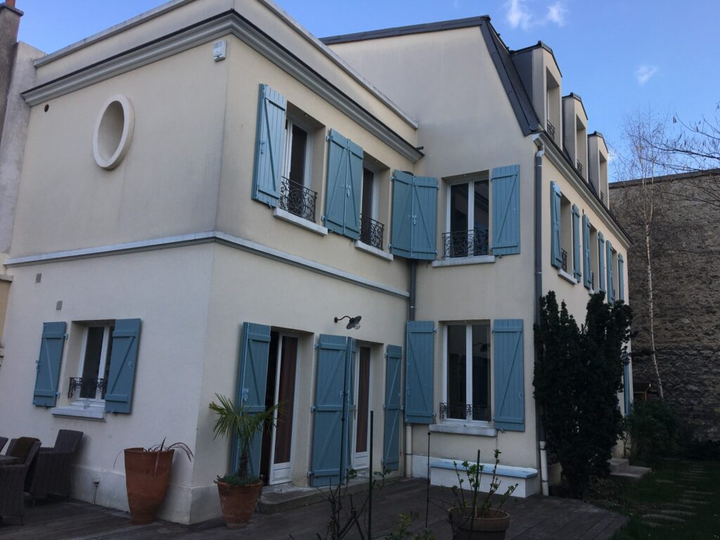 maison avec volets bois
