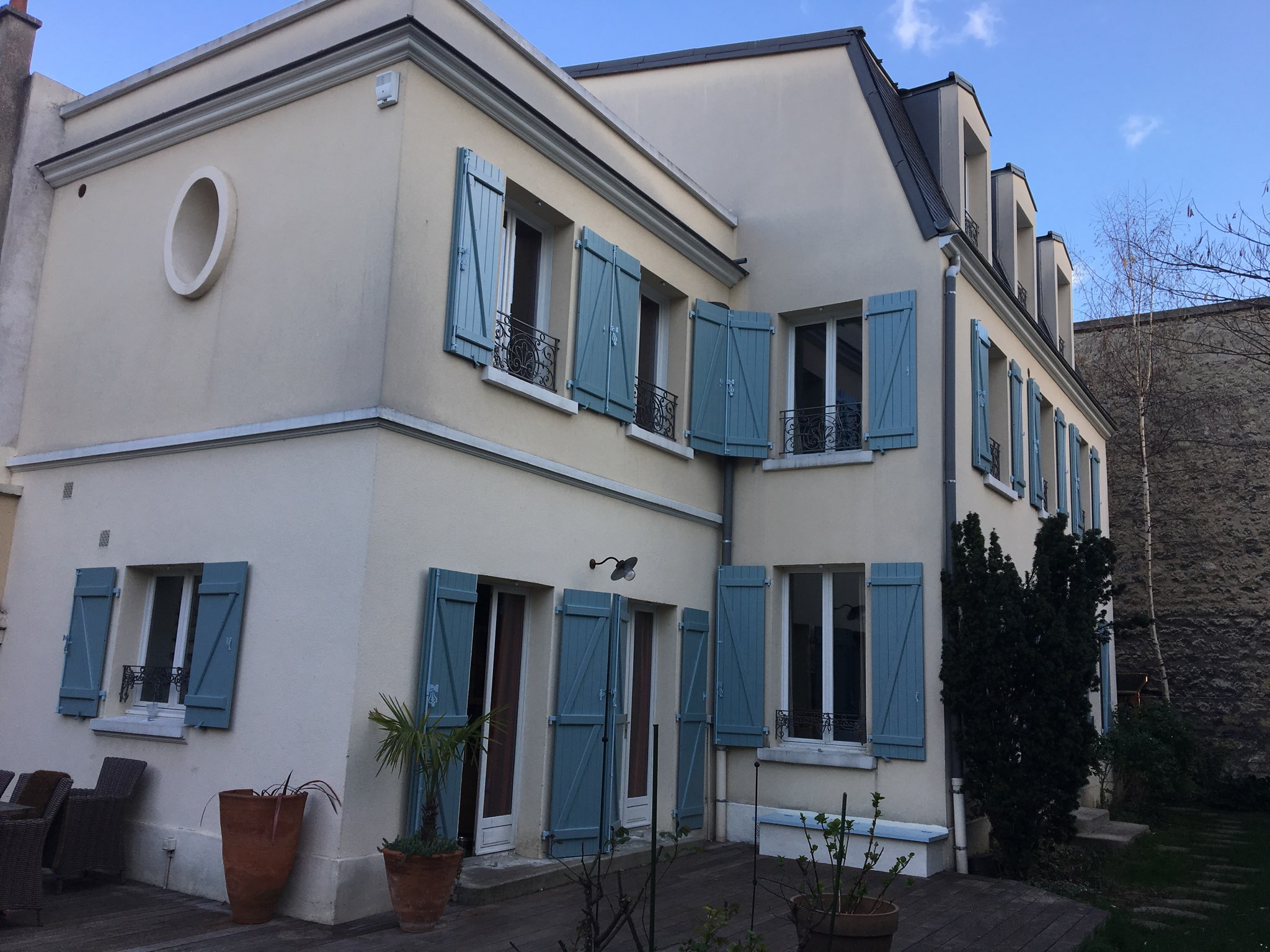 maison avec volets bois