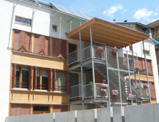 Volet bois persienne repliable en tableau pour logement groupé intergénérationnel