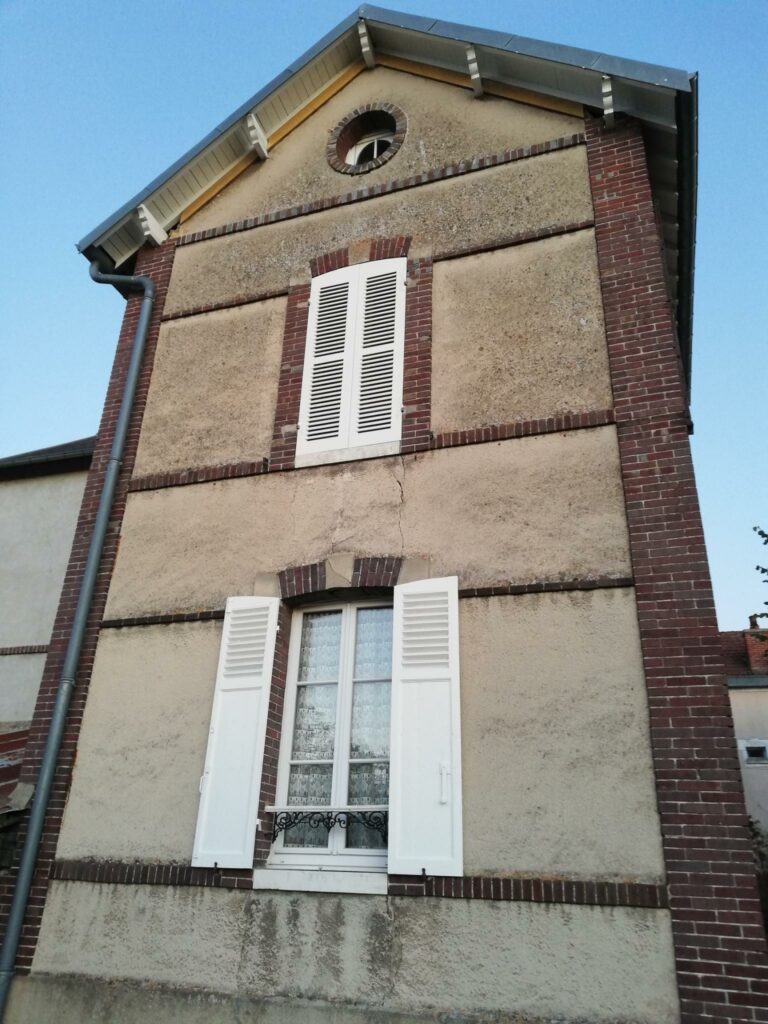 Volets battants bois persiennés lames à la Française en exotique rouge