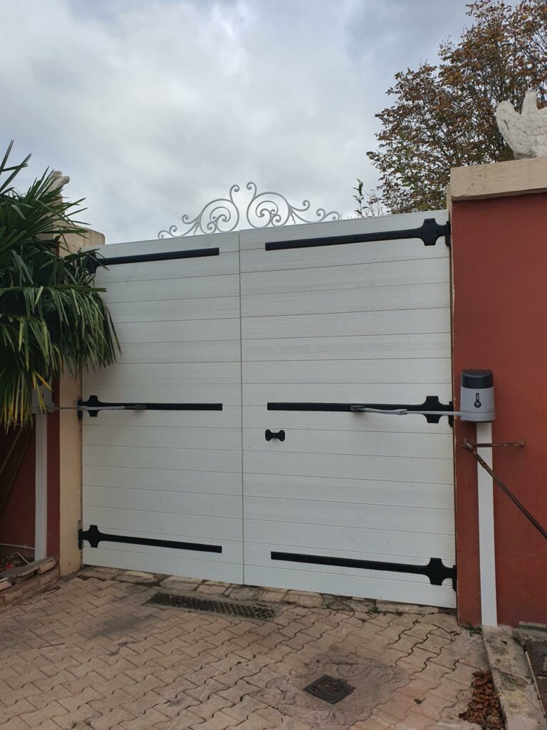 grande porte style Provençal en Sapin du Nord