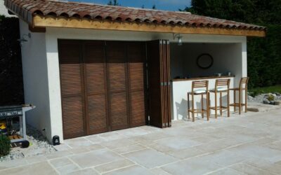 Pool house et volet persienne bois pliant coulissant