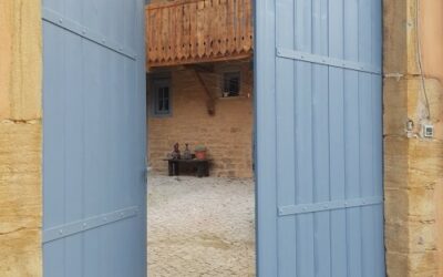 Volet provençal en bois pour maison dans le Beaujolais
