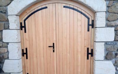 Porte bois traditionnelle sur-mesure type grange avec huisserie cintrée
