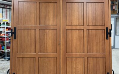 Porte de garage à la française en douglas : élégance traditionnelle et robustesse