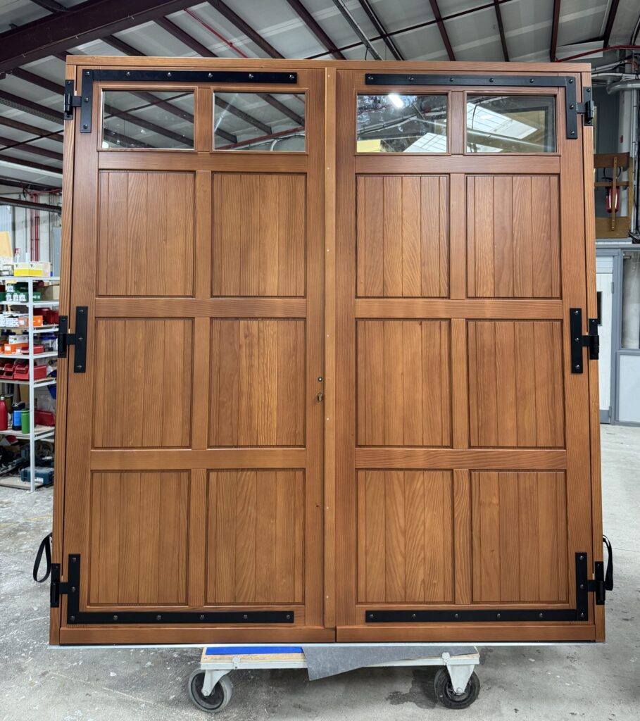 Porte de garage à la française 2 vantaux en bois massif Douglas finition lasure chêne doré