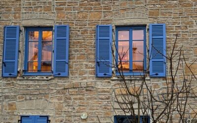 Volets battants persiennes bois : rénovation d&rsquo;une maison de caractère