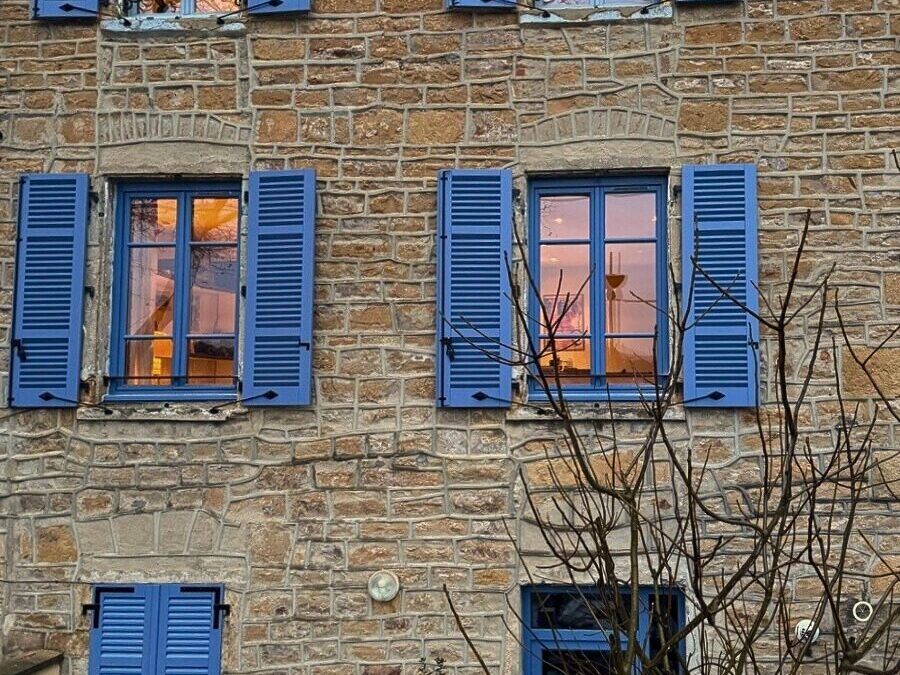 Volets battants persiennes bois : rénovation d&rsquo;une maison de caractère