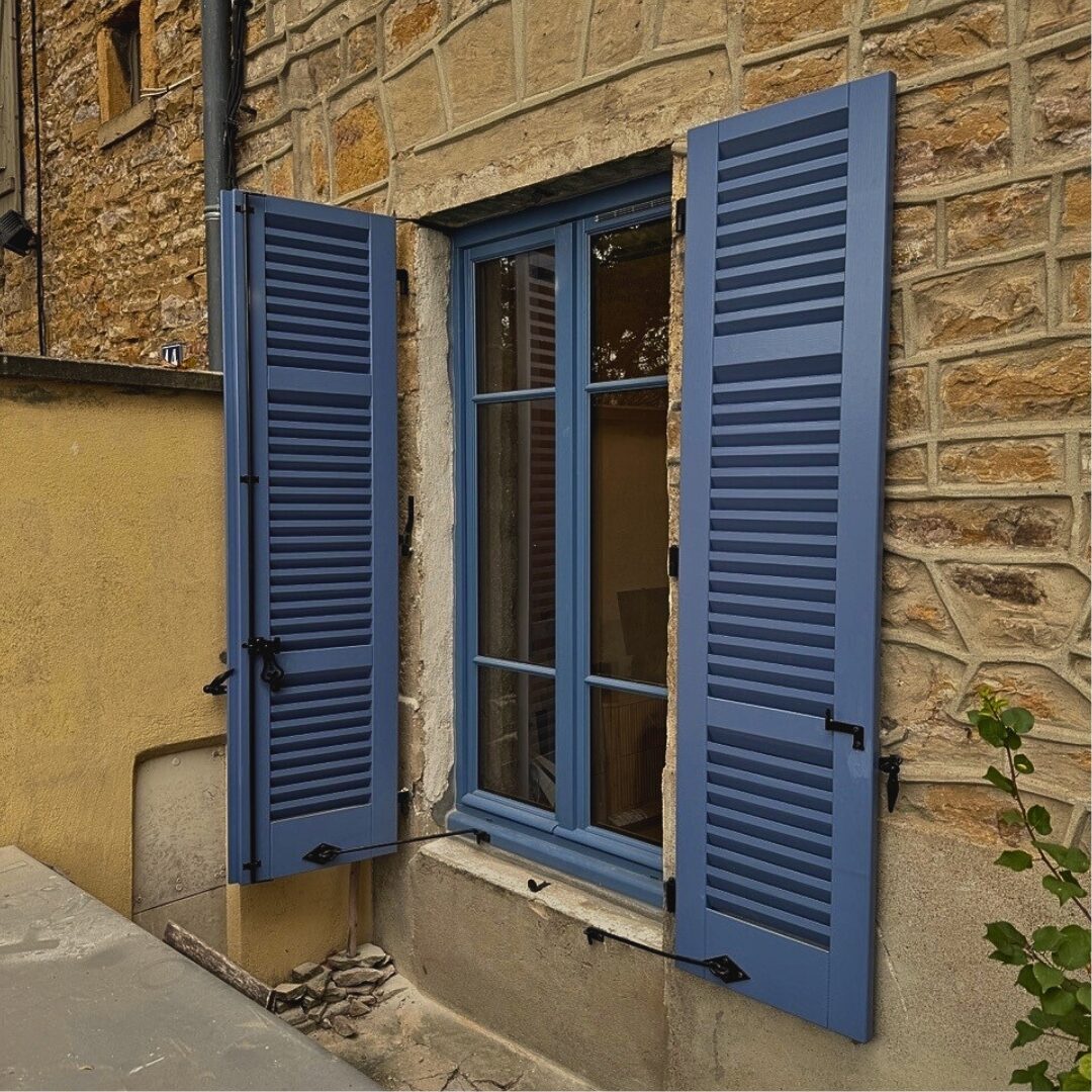 volet-battant-persienne-bleu-ouvert-fenetre-pierre