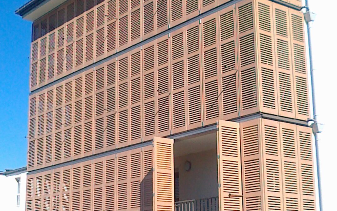 Volets coulissants persiennes bois : confort d&rsquo;été sans climatisation