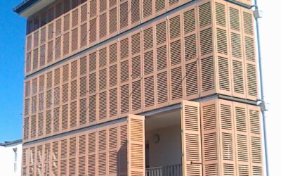 Volets coulissants persiennes bois : confort d&rsquo;été sans climatisation