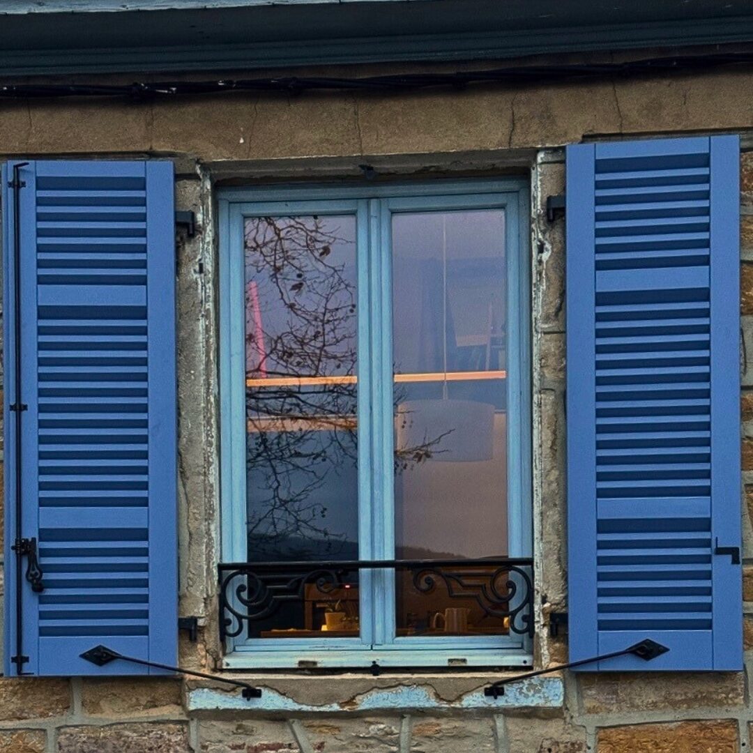 volet-battant-persienne-francaise-bleu-ouvert-fenetre-pierre-garde-corps