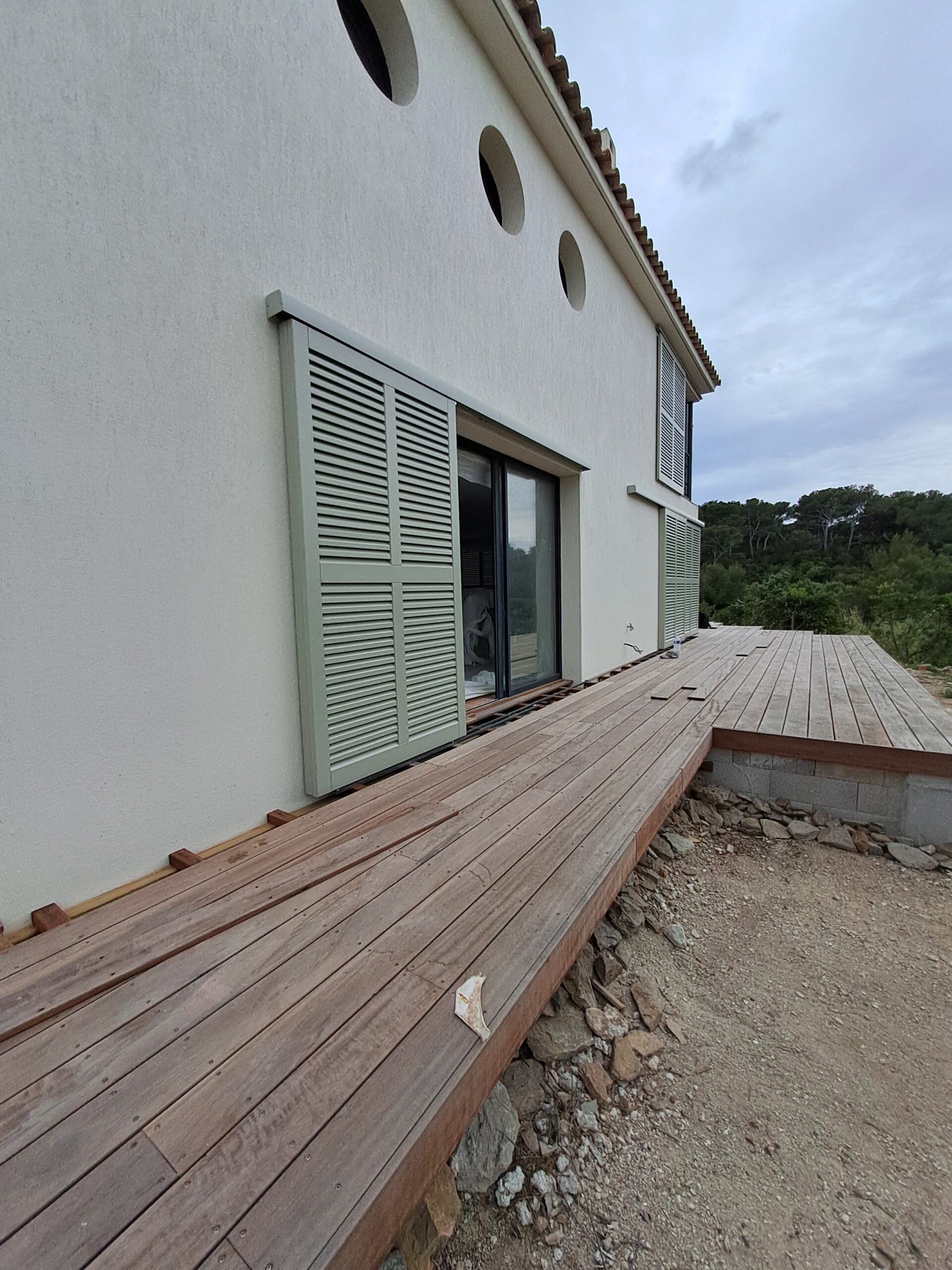 Détail rail aluminium filant et guidage encastré pour volets bois coulissants
