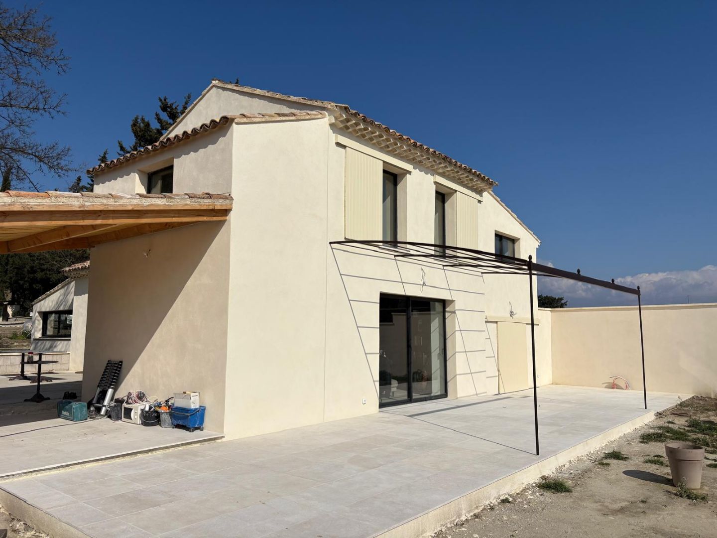 villa mediterraneenne volets coulissants bois ivoire