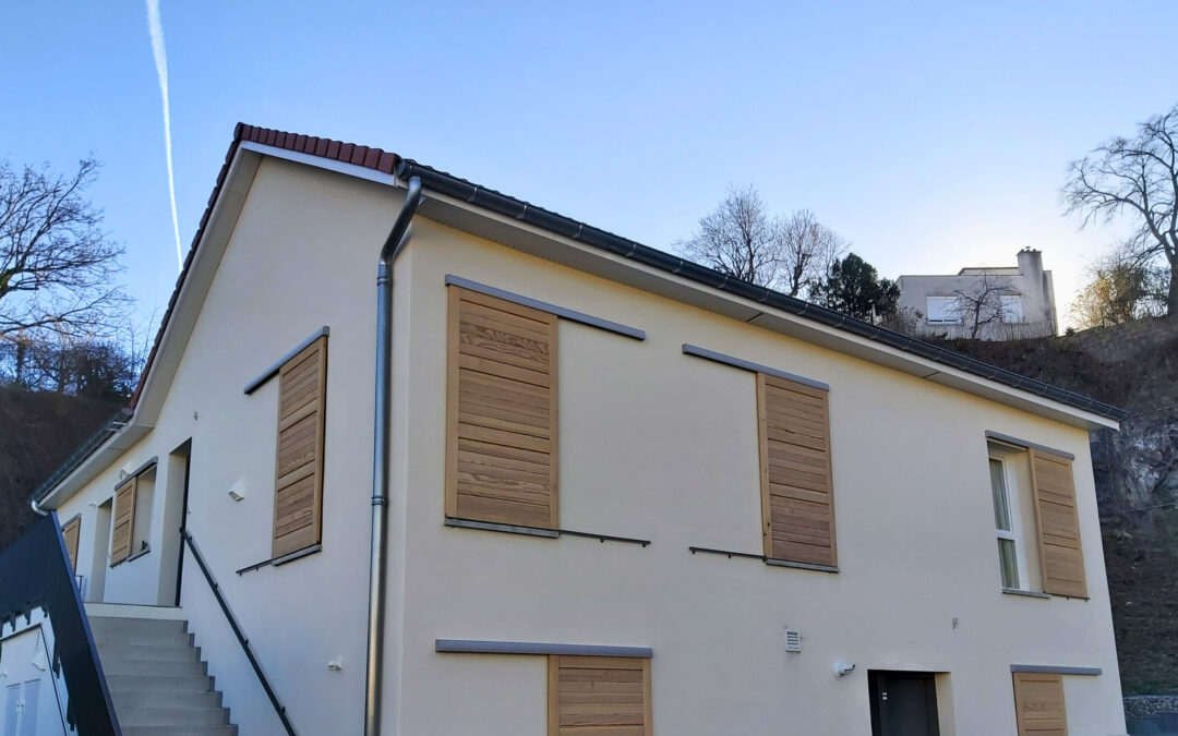 Volets coulissants en Douglas de France : l&rsquo;élégance des lames horizontales