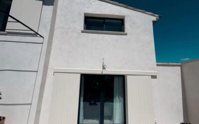 Volets coulissants provençaux motorisés : l’élégance méditerranéenne sur-mesure