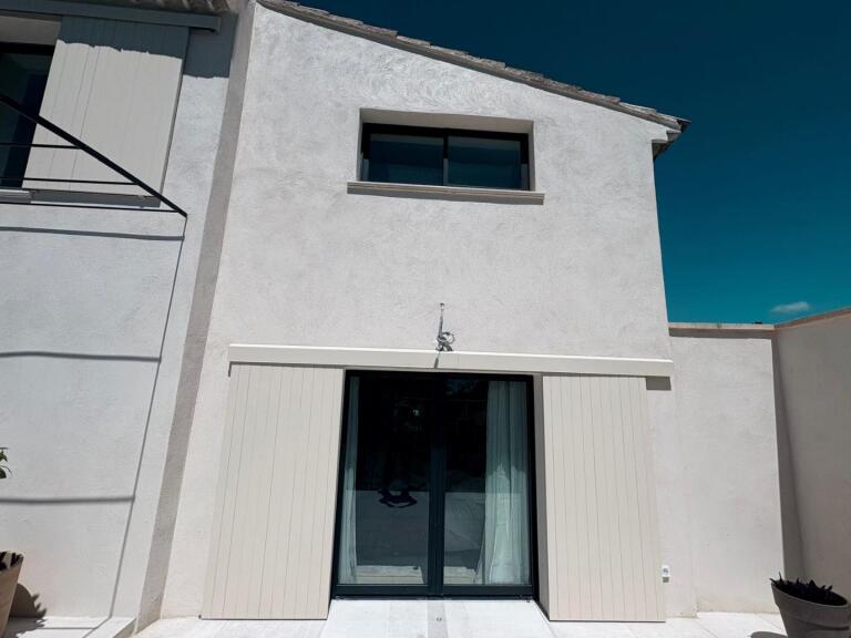 Volets coulissants provençaux motorisés : l’élégance méditerranéenne sur-mesure