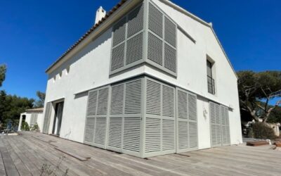 Volets coulissants en bois massif : traitement d’angle & rythme architectural