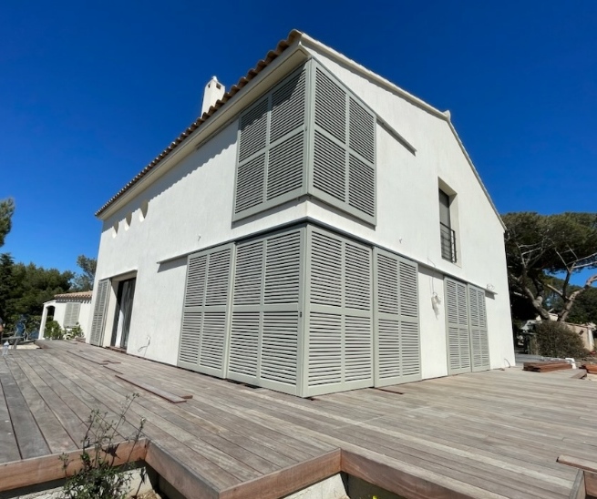 Volets coulissants en bois massif : traitement d’angle & rythme architectural