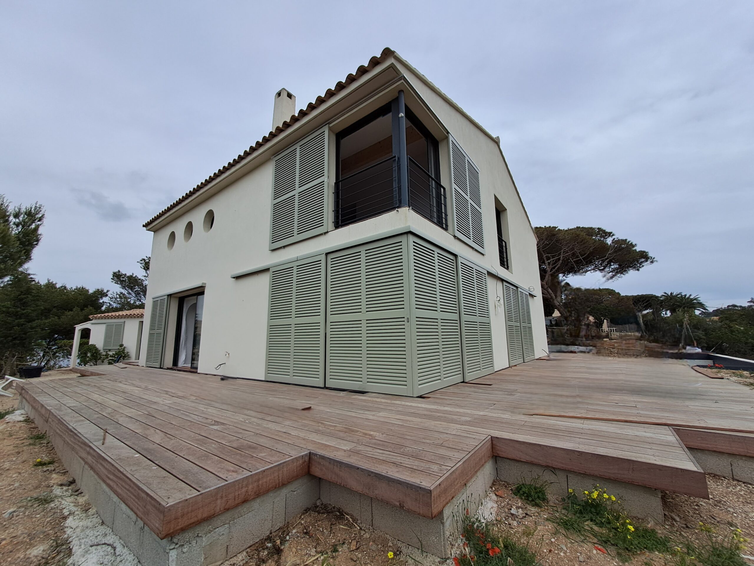 volets coulissants bois massif villa gris silex