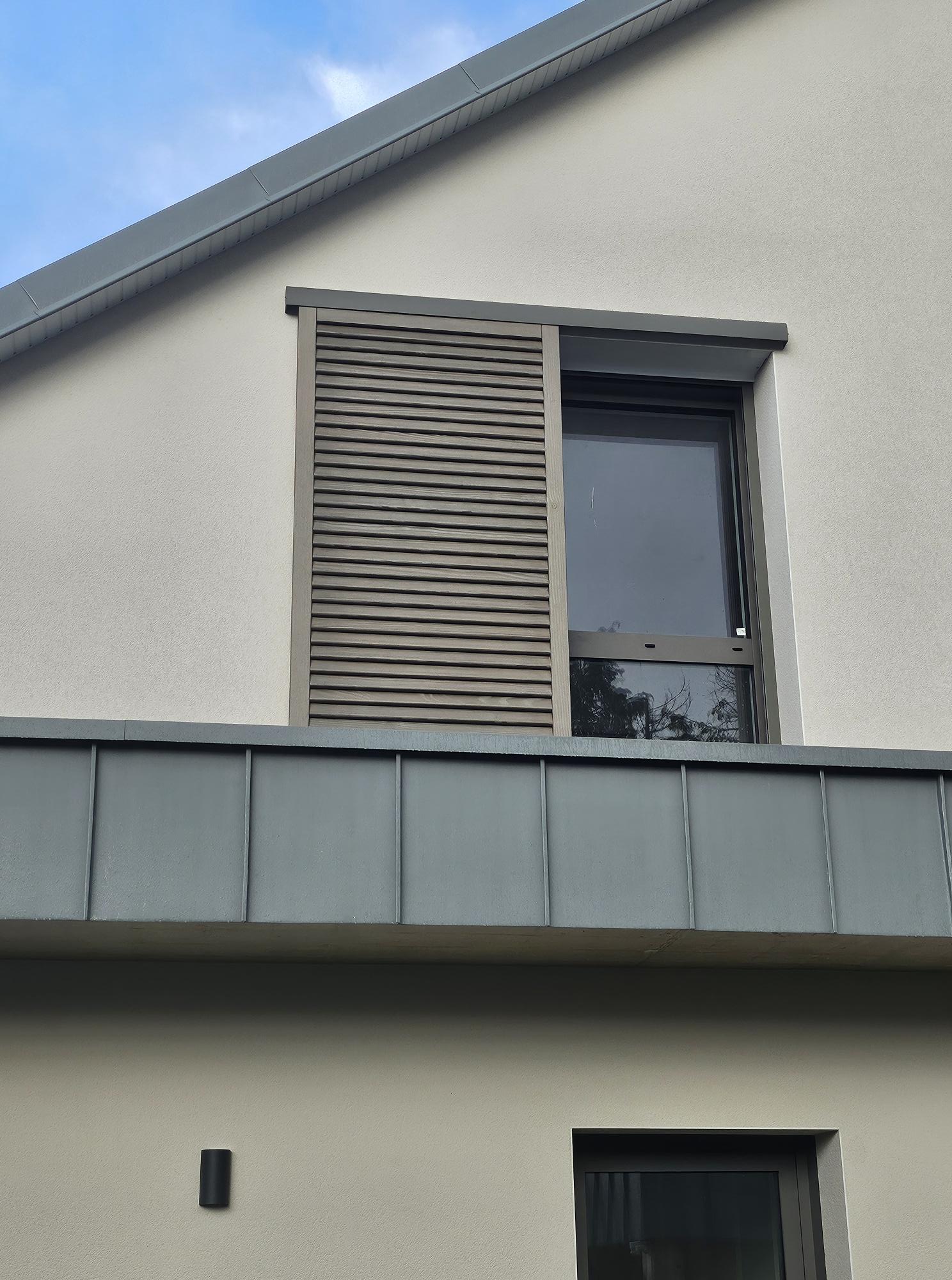 Détail des lames américaines bois Douglas SILVER et bandeau RAL 7039 Gris Quartz