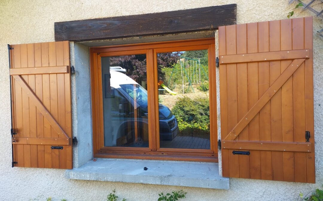 Volets battants en bois massif : une rénovation technique à Vinay (38)