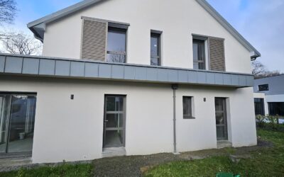 Volet coulissant bois persienné en Douglas de France : l’équilibre graphique